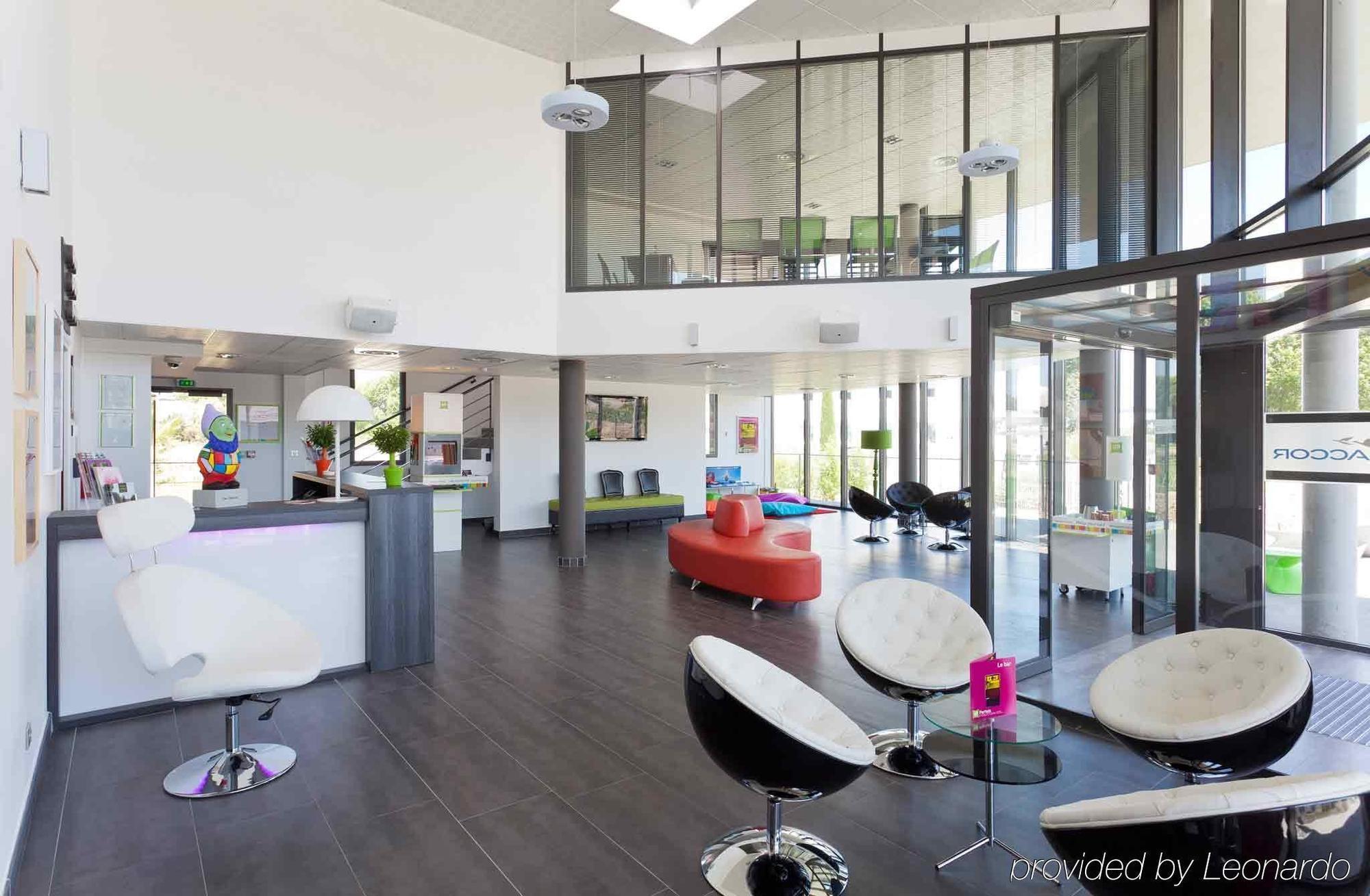 Ibis Styles Pertuis Portes Du Luberon Интериор снимка